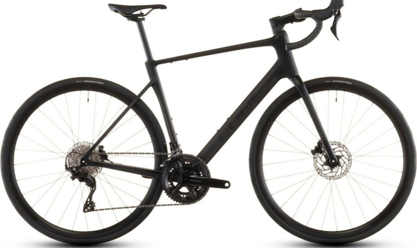 Das Attain C:62 Race ist nicht nur pfeilschnell, sondern auch superkomfortabel zu fahren und damit das ganze Jahr über der perfekte Trainings- und Race-Partner !