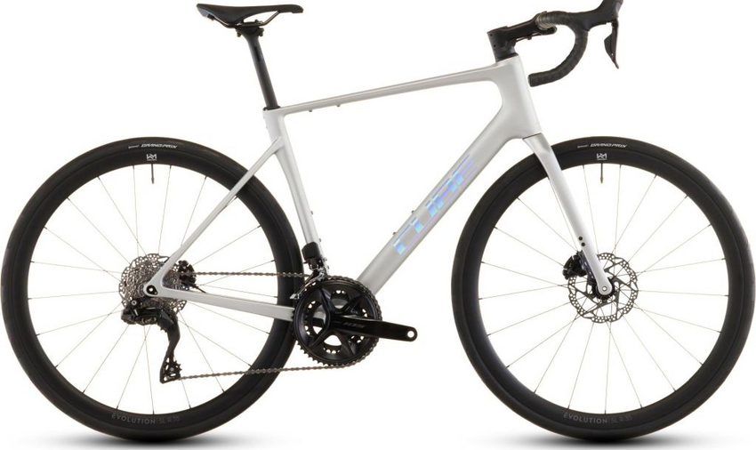 Performance oder Komfort ? Das Attain C:62 kann beides. Ein Grund dafür ist die aero-optimierte Rahmenkonstruktion aus unserem hochwertigen C:62® Carbon, das pfeilschnell durch die Luft schneidet. Eine Kombination aus X12 Steckachsen und einer ausgeklügelten Rahmenkonstruktion ermöglicht zudem exzellente Kraftübertragung !