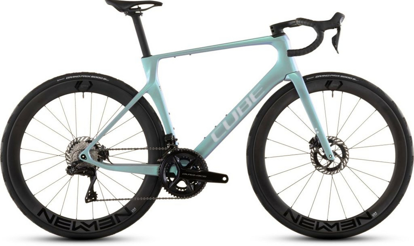 Schnelle Bikes sehen auch schnell aus – warum? Weil sich der strenge Fokus auf kompromisslose Aerodynamik in der Entwicklung auch im Look widerspiegelt. Ein integrierter Lenker und unser Advanced Internal Cable Routing verschaffen dem Agree C:62 den ersten entscheidenden Vorsprung !