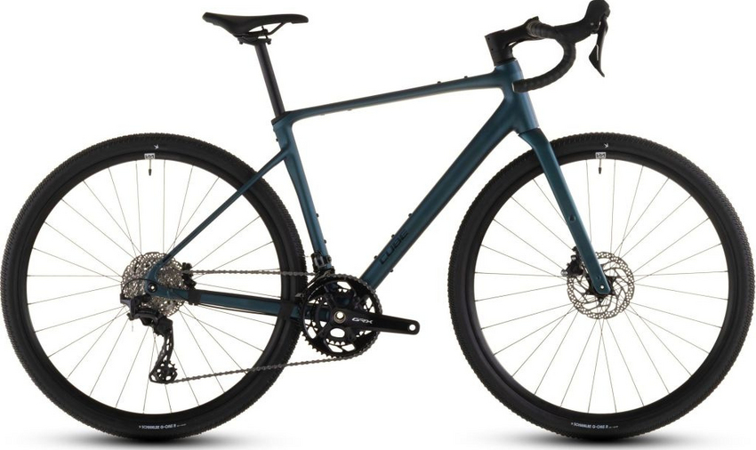 Form plus Funktion plus Perfektion – so lautete unsere Devise bei der Entwicklung des überaus detailverliebt konstruierten Nuroad Rahmens, der die cleane Linienführung eines Rennrads mit dem vielseitigen Handling eines Touring-Bikes vereint. Unser Advanced Internal Cable Routing, eine integrierte Sattelklemmung und im Smooth Welding gestaltete Rohrverbindungen betonen die elegante Optik dieses Gravel-Bikes, während seine steife Carbongabel Vibrationen vom Untergrund absorbiert und damit den Fahrkomfort optimiert !