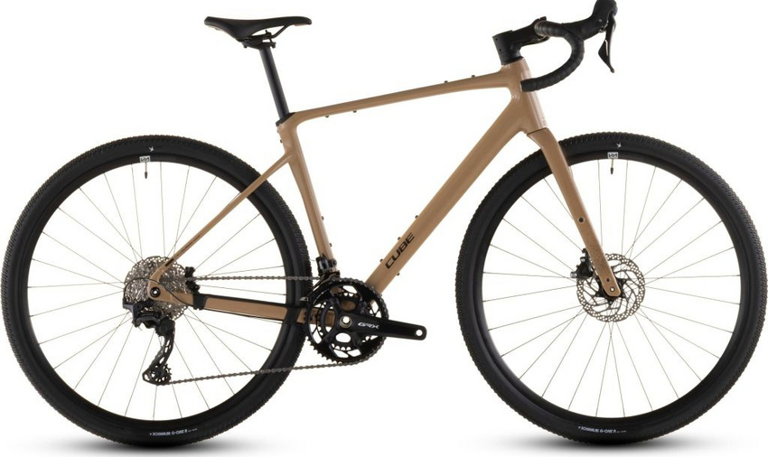 Form plus Funktion plus Perfektion – so lautete unsere Devise bei der Entwicklung des überaus detailverliebt konstruierten Nuroad Rahmens, der die cleane Linienführung eines Rennrads mit dem vielseitigen Handling eines Touring-Bikes vereint. Unser Advanced Internal Cable Routing, eine integrierte Sattelklemmung und im Smooth Welding gestaltete Rohrverbindungen betonen die elegante Optik dieses Gravel-Bikes, während seine steife Carbongabel Vibrationen vom Untergrund absorbiert und damit den Fahrkomfort optimiert !