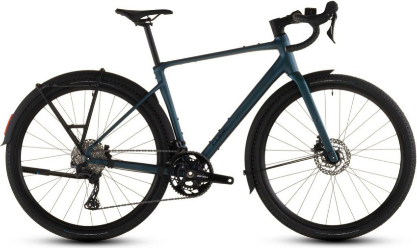 Form plus Funktion plus Perfektion – so lautete unsere Devise bei der Entwicklung des überaus detailverliebt konstruierten Nuroad Rahmens, der die cleane Linienführung eines Rennrads mit dem vielseitigen Handling eines Touring-Bikes vereint. Unser Advanced Internal Cable Routing, eine integrierte Sattelklemmung und im Smooth Welding gestaltete Rohrverbindungen betonen die elegante Optik dieses Gravel-Profis, während seine steife Carbongabel Vibrationen vom Untergrund absorbiert und damit den Fahrkomfort optimiert. Logisch, dass dieses Gravel-Bike zudem äußerst praktisch ist: Selbst mit montierten Schutzblechen bleibt Platz für bis zu 45mm breite Reifen !