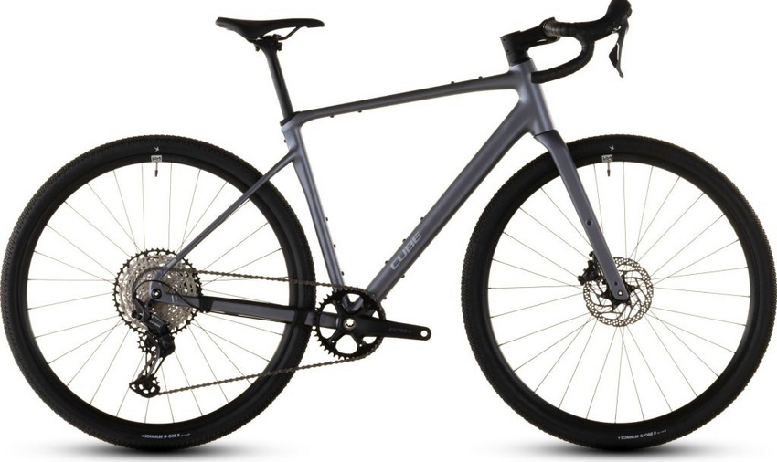 Asphalt zu Ende, ab jetzt Schootter? Damit das nicht gleich das Umkehren bedeutet, haben wir mit dem Nuroad SLX ein schnelles, komfortables und überaus vielseitiges Gravel-Bike mit einem elegant konstruierten Rahmen aus High Performance Aluminium samt Vollcarbongabel entwickelt !