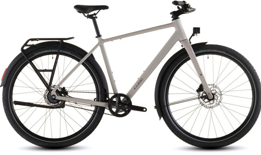 Das Komplettpaket aus Gepäckträger, Schutzblechen, Seitenständer und Beleuchtung macht das Bike sofort alltagstauglich !