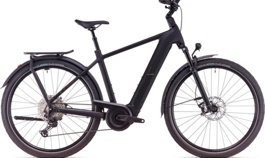 Das CUBE Kathmandu Hybrid EXC 800Wh ist ein waschechter Weltenbummler und startet mit einem Bosch CX Motor mit bis zu 85Nm Drehmoment samt 800Wh PowerTube Akku durch – für erstklassige Unterstützung, egal ob auf dem täglichen Weg ins Büro oder bei der Abenteuertour am Wochenende. Die für ihre hohe Zuverlässigkeit und Performance bekannte Shimano XT Schaltung bietet mit ihren 12 Gängen einen enorm weiten Übersetzungsbereich !